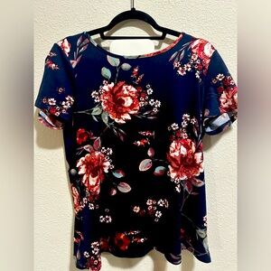 Daytrip flower top with split opening in back. Size medium!